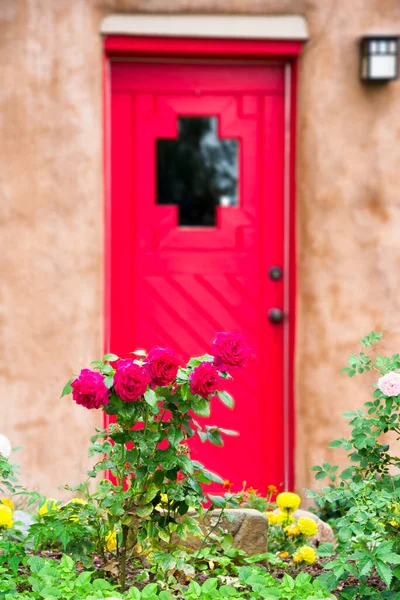 Unique Red Door Fronted Red Roses Yellow Flowers Santa — Stock Photo, Image