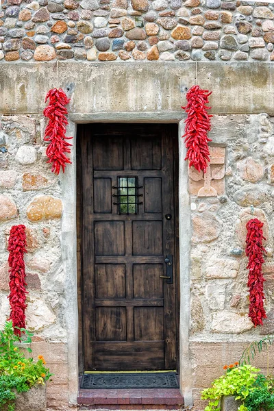 Symmetrically Placed Chili Pepper Bundles Hanging Both Sides Wooden Door — Stock Photo, Image