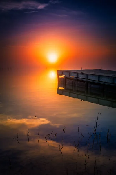 Kleurrijke Zonsopgang Boven Een Met Mist Bedekte Benbrook Lake Noord — Stockfoto