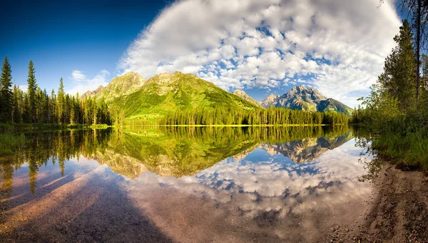 Agua Perfectamente Tranquila Con Reflejos Brillantes Lago String Parque Nacional —  Fotos de Stock