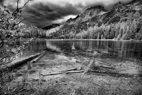 Jenny Gölü 'nün sakin sularının fırtınalı günü Grand Teton Ulusal Parkı, WY