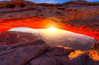 Sabahın erken saatlerinde Utah, Canyonlands Ulusal Parkı 'ndaki ünlü Mesa Kemeri manzarası