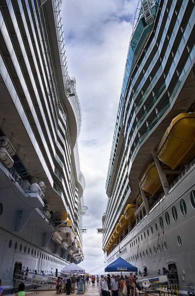 Cozumel Mexico Február Turisták Fedélzetén Két Royal Carribean Sétahajó Február — Stock Fotó