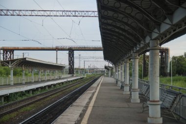 Platformda kimse ile akşam boş il railstation