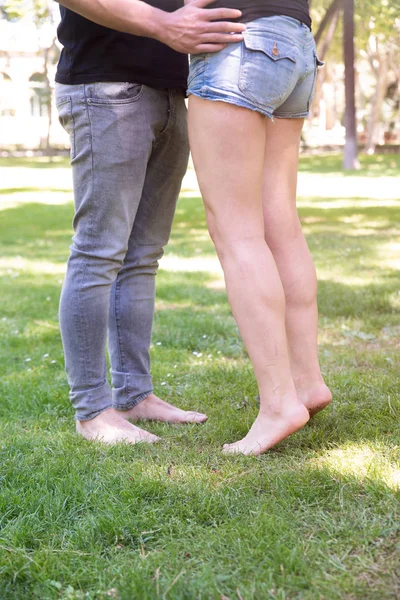 Jeune Couple Amoureux Profiter Une Journée Ensoleillée Dans Parc Images De Stock Libres De Droits