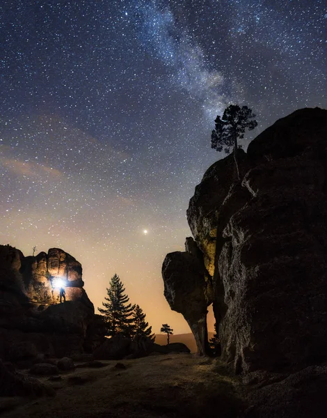Силуэт человека в ночи на вершине горы с Стоковое Фото