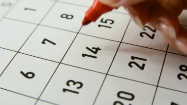 Kırmızı bir işaretile takvimde Sevgililer günü işareti