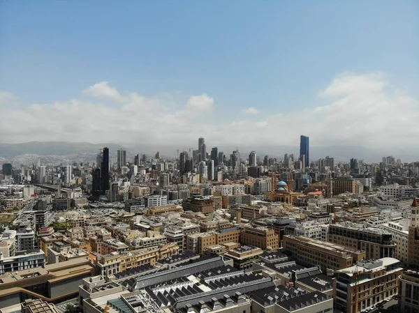 Yukarıdan inanılmaz bir manzara. Drone tarafından düzenlendi. Beyrut'un silueti. Lebanon.Middle East'in başkenti — Stok fotoğraf