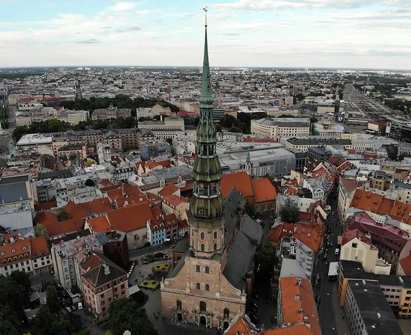 Hermosa vista desde arriba. Parte antigua de la ciudad de Riga. Capital de Letonia, Europa. Fotografía de drones. Creado por Drone —  Fotos de Stock