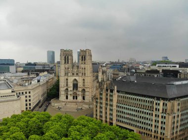 Yukarıdakilerin muhteşem manzarası. Belçika 'nın başkenti. Büyük Brüksel. Çok tarihi ve turistik bir yer. Görmeli. Drone 'dan görünüm. Büyük St-Michel Katedrali