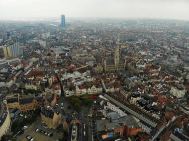 Yukarıdakilerin muhteşem manzarası. Belçika 'nın başkenti. Büyük Brüksel. Çok tarihi ve turistik bir yer. Görmeli. Drone 'dan görünüm. Kutsal yer, büyük St-Michel Katedrali