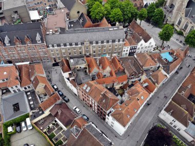 Yukarıdakilerin muhteşem manzarası. Çok etkileyici ve güzel Brugge. Çevrenizdeki Ortaçağ tarihi. Tüm Explorer için görmek gerekir. Drone 'dan görünüm. Belçika 'dan aşk ile.