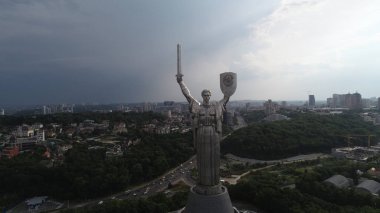 Kiev-Ukrayna 'nın başkenti. Drone 'dan hava fotoğrafçılığı. Büyük ve uzun bir geçmişi olan güzel bir ülke. Avrupa ülkesi. Anavatan Anıtı. Büyük heykel