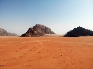 Büyük, kırmızı, sıcak ve çok güzel çöl Wadi Rum yukarıda şaşırtıcı görünümü. Ürdün Krallığı, Batı Asya 'da Arap ülkesi