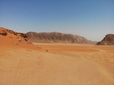 Büyük, kırmızı, sıcak ve çok güzel çöl Wadi Rum yukarıda şaşırtıcı görünümü. Ürdün Krallığı, Batı Asya 'da Arap ülkesi