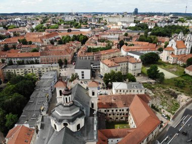 Güzel ve sakin şehir Vilnus Above muhteşem görünümü. Avrupa Baltık ülkesi Litvanya başkenti. Drone tarafından oluşturulan havadan fotoğraf