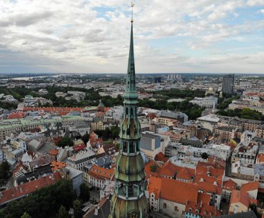 Büyük Baltık şehir Riga yukarıda havadan görünümü. Letonya 'nın başkenti. Avrupa 'nın en güzel ve otentik kentinden biri. Geri gelmen için bir yer. Dron tarafından oluşturulmuş. 