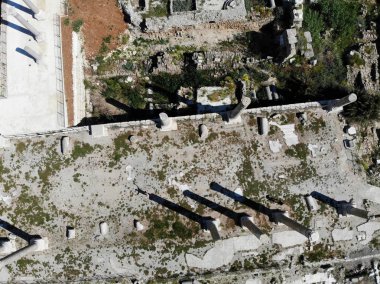 Lübnan 'da Yukarıdakilerin görünümü. Ayrıca Lübnan Cumhuriyeti olarak adlandırılan Batı Asya ve Orta Doğu ülkesi. Drone tarafından oluşturulan havadan fotoğraf. Birçok şey yapmak ve turist için gitmek için birçok yere.