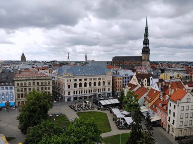 Büyük Baltık şehir Riga yukarıda havadan görünümü. Letonya 'nın başkenti. Avrupa 'nın en güzel ve otentik kentinden biri. Geri gelmen için bir yer. Dron tarafından oluşturulmuş. 