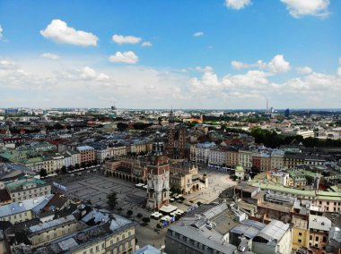 Drone 'dan hava fotoğrafı. Polonya 'nın kültür ve tarihsel başkenti. Rahat ve güzel Krakow. Efsane ülkesi. Kentin eski bölümü, ana meydan, St. Mary Bazilikası.