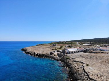 Kıbrıs büyük hava görünümü. Drone 'dan hava görünümü. Yaz tatili, mutlu hayat. Dağlar ve deniz. 