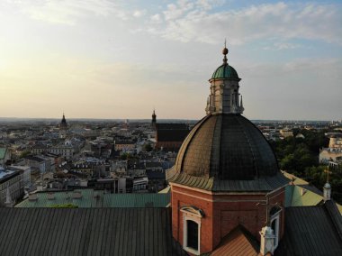 Drone 'dan hava fotoğrafı. Polonya 'nın kültür ve tarihsel başkenti. Rahat ve güzel Krakow. Efsane ülkesi. İnanılmaz günbatımı yakalama.