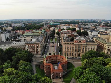 Drone 'dan hava fotoğrafı. Polonya 'nın kültür ve tarihsel başkenti. Rahat ve güzel Krakow. Efsane ülkesi. İnanılmaz günbatımı yakalama.