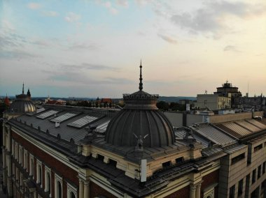 Drone 'dan hava fotoğrafı. Polonya 'nın kültür ve tarihsel başkenti. Rahat ve güzel Krakow. Efsane ülkesi. İnanılmaz günbatımı yakalama.