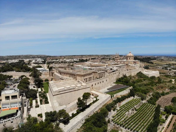 Malta desde arriba. Nuevo punto de vista para tus ojos. Hermoso y único lugar llamado Malta. Para descansar, explorar y aventura. Debo verlo por todos. Europa, isla en el mar Mediteriano. Castillo de Mdina —  Fotos de Stock