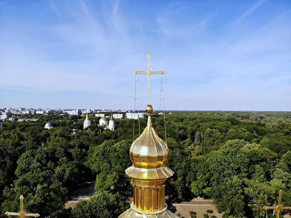 Vista na igreja de cima. Chernihiv - beleza e cidade histórica na parte norte da Ucrânia. Fotografia de drones — Fotografia de Stock