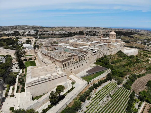 Malta desde arriba. Nuevo punto de vista para tus ojos. Hermoso y único lugar llamado Malta. Para descansar, explorar y aventura. Debo verlo por todos. Europa, isla en el mar Mediteriano. Castillo de Mdina —  Fotos de Stock