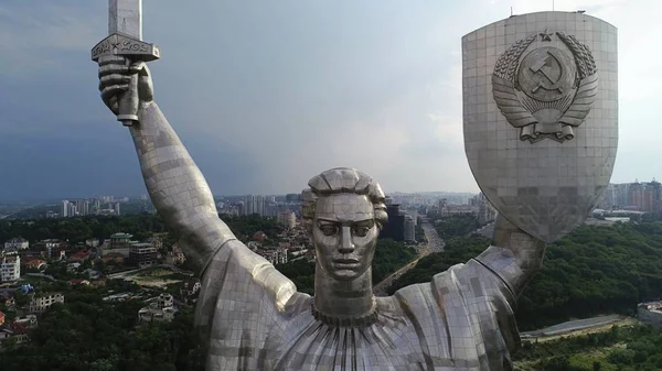 Kiev - la capital de Ucrania. Fotografía aérea del dron. Hermoso país con una gran y larga historia. País europeo. El Monumento a la Madre Patria. Enorme estatua — Foto de Stock