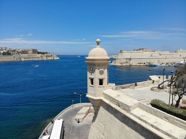 Málta felülről. Új pont a vief a szemed. Gyönyörű és egyedi helyen megnevezett Málta. Pihenéssel, felfedezéssel és kalandokkal. Mindenkinek meg kell lát. Európa, Földközi-tengeri sziget. — Stock Fotó