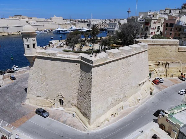 Malta desde arriba. Nuevo punto de vista para tus ojos. Hermoso y único lugar llamado Malta. Para descansar, explorar y aventura. Debo verlo por todos. Europa, isla en el Mar Mediteriano . — Foto de Stock