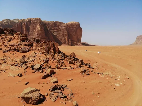Büyük, kırmızı, sıcak ve çok güzel çöl Wadi Rum yukarıda şaşırtıcı görünümü. Ürdün Krallığı, Batı Asya 'da Arap ülkesi