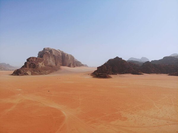 Удивительный вид сверху на огромную, красную, жаркую и очень красивую пустыню Вади-Рум. Kingdom of Jordan, Arab country in Western Asia

