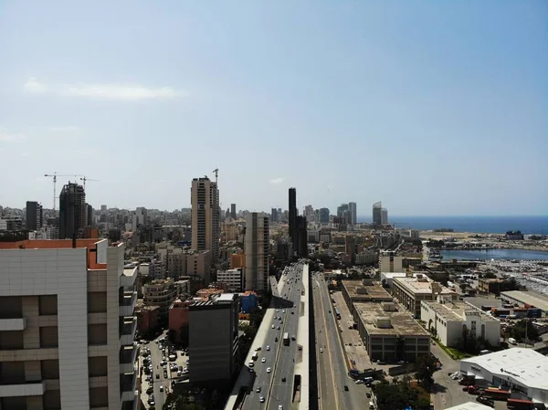 Vista dall'alto sul Libano. Asia occidentale e paese di Medio Oriente che è chiamato anche la repubblica libanese. Foto aerea creata dal drone. Beirut - capitale grande e bella . — Foto Stock