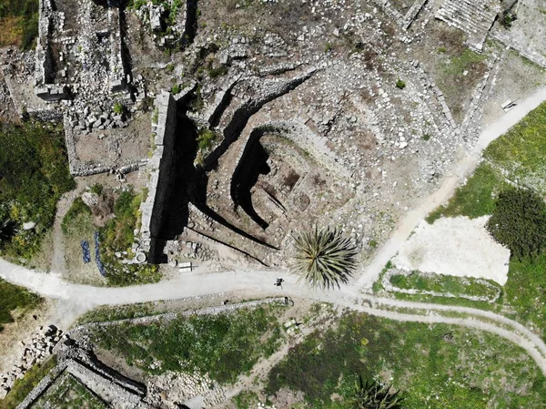 Lübnan 'da Yukarıdakilerin görünümü. Ayrıca Lübnan Cumhuriyeti olarak adlandırılan Batı Asya ve Orta Doğu ülkesi. Drone tarafından oluşturulan havadan fotoğraf. Birçok şey yapmak ve turist için gitmek için birçok yere.