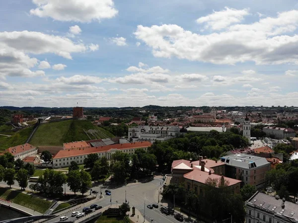 Прекрасный вид сверху на красивый и спокойный город Вильнюс. Столица европейской балтийской страны Литва. Аэрофотосъемка, созданная дроном — стоковое фото