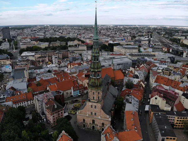 Vista aérea desde arriba sobre la gran ciudad báltica de Riga. La capital de Letonia. Una de las ciudades más bellas y auténticas de Europa. Un lugar al que no vas a volver. Creado por drone . —  Fotos de Stock