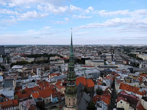 Vista aérea desde arriba sobre la gran ciudad báltica de Riga. La capital de Letonia. Una de las ciudades más bellas y auténticas de Europa. Un lugar al que no vas a volver. Creado por drone . —  Fotos de Stock