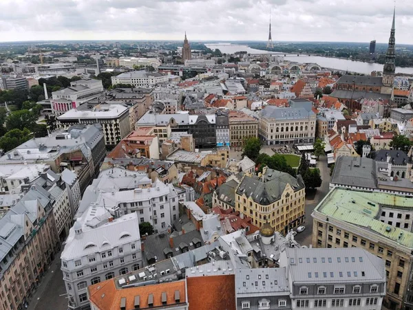 Vista aérea desde arriba sobre la gran ciudad báltica de Riga. La capital de Letonia. Una de las ciudades más bellas y auténticas de Europa. Un lugar al que no vas a volver. Creado por drone . —  Fotos de Stock