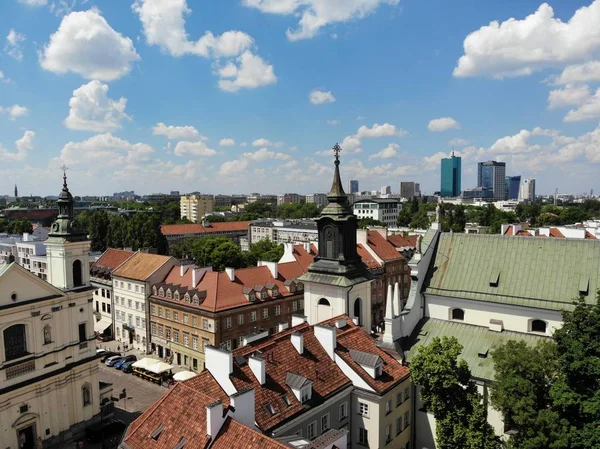 Increíble vista desde arriba. La capital de Polonia. Gran Varsovia. centro de la ciudad y alrededores. Foto aérea creada por drone . —  Fotos de Stock