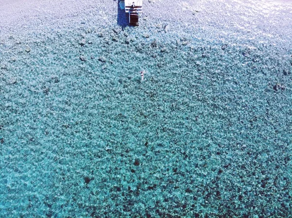 바다에서 수영. 여름 방학, 자연과의 일합화의 행복한 순간. 위에서 놀라운 전망. 키프로스 북부, 기른. — 스톡 사진