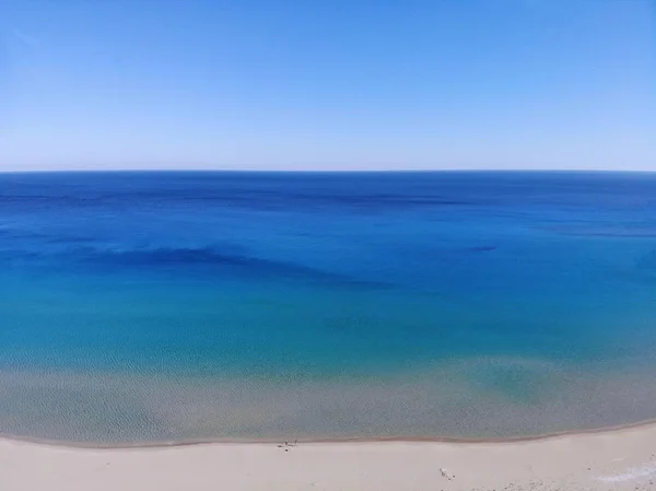 Schwimmen im Meer. Sommerurlaub, glücklicher Moment im Einklang mit der Natur. atemberaubende Aussicht von oben. Nordteil Zyperns, Girne. — Stockfoto