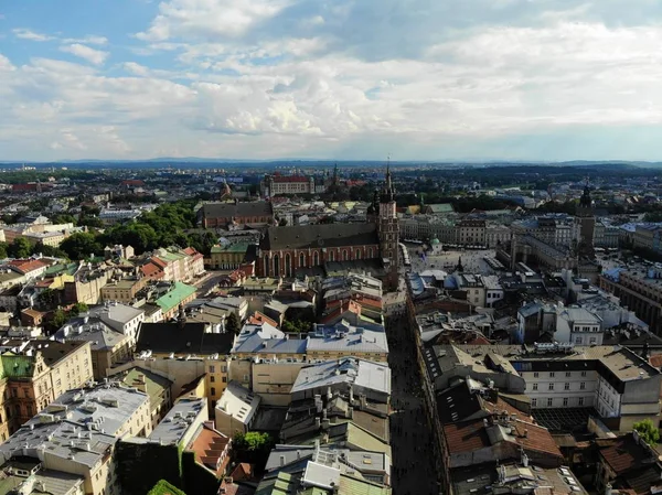 Letecká fotka z dronu. Kultura a historické hlavní město Polska. Pohodlný a krásný Krakov. Země legendy. Stará část města, hlavní náměstí, Bazilika svatého Marie. — Stock fotografie