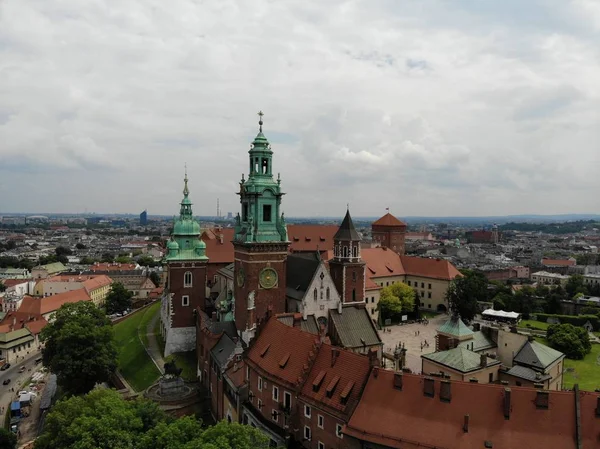 Luchtfoto van drone. De cultuur en de historische hoofdstad van Polen. Comfortabel en mooi Krakau. Het land van de legende. Het kasteel van Wawel. — Stockfoto