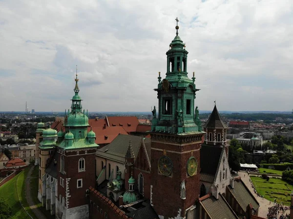 Fotografia aérea do drone. A cultura e capital histórica da Polônia. Cracóvia confortável e bonita. A terra da Lenda. O Castelo de Wawel . — Fotografia de Stock