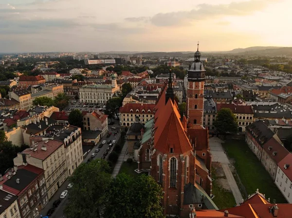 Luchtfoto van drone. De cultuur en de historische hoofdstad van Polen. Comfortabel en mooi Krakau. Het land van de legende. Prachtige zonsondergang, oude deel van de stad. — Stockfoto