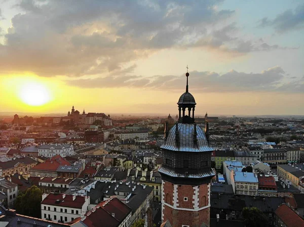 ドローンからの航空写真。ポーランドの文化と歴史的な首都。快適で美しいクラクフ。伝説の地美しい夕日、街の古い部分. — ストック写真